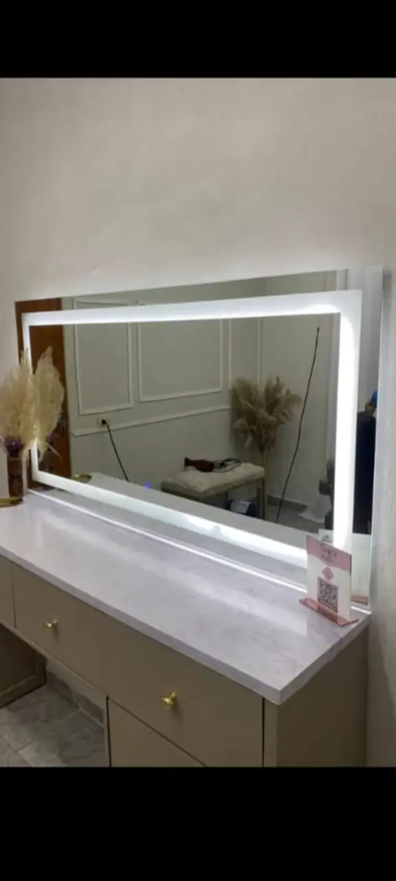 Espelho com moldura iluminada